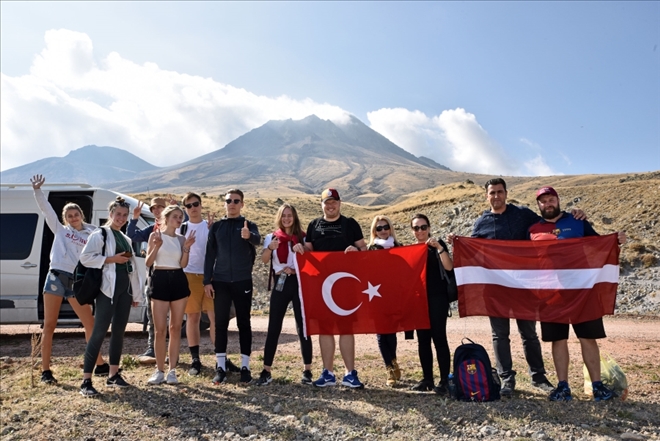 ERASMUS ÖĞRENCİLERİ HASANDAĞI ZİRVESİNDE