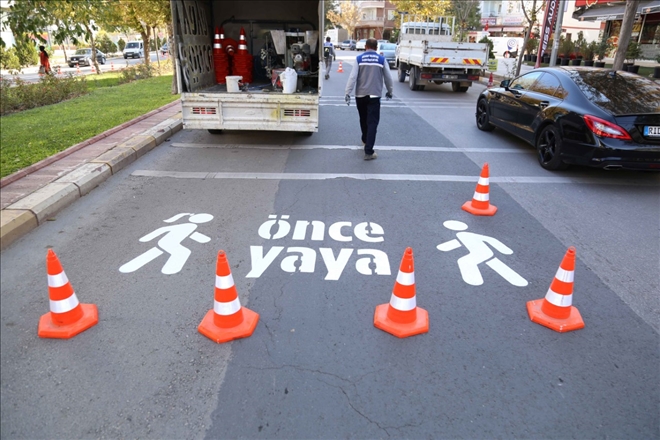 TRAFİKTE YAYA ÖNCELİĞİNE DİKKAT ÇEKİLİYOR