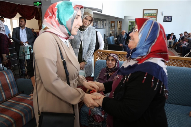 BAŞKAN DİNÇER´İN EŞİ MERVE DİNÇER´DEN YAŞLILARA ANLAMLI ZİYARET 