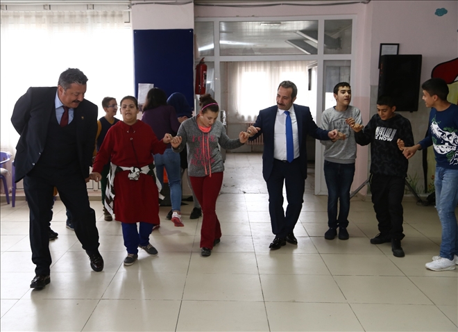 Valisi Ali Mantı özel çocuklarla oynadı
