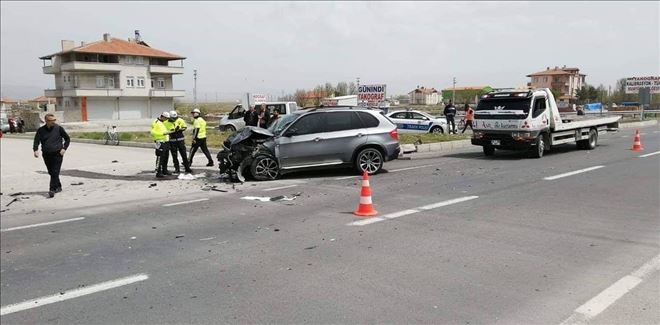 İki Otomobil Çarpıştı 2 kişi Ağır Yaralandı
