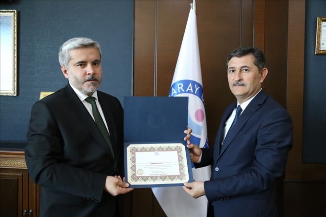 Rektör Şahin, Prof. Yılmaz´a teşekkür belgesi verdi