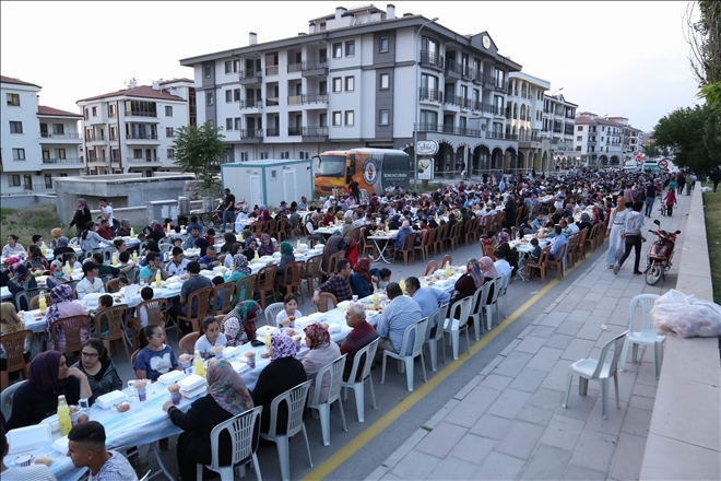 Aksaray Belediyesinin Olağanüstü Kalabalık İftarı!