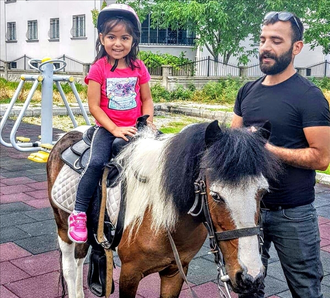 Kreş öğrencilerine at biniciliği eğitimi