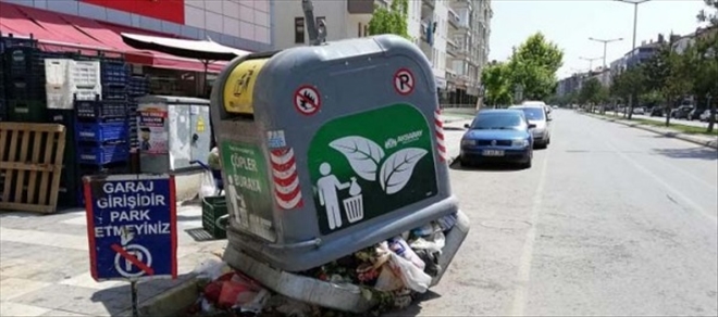 Çöp konteynırına zarar verenler aranıyor