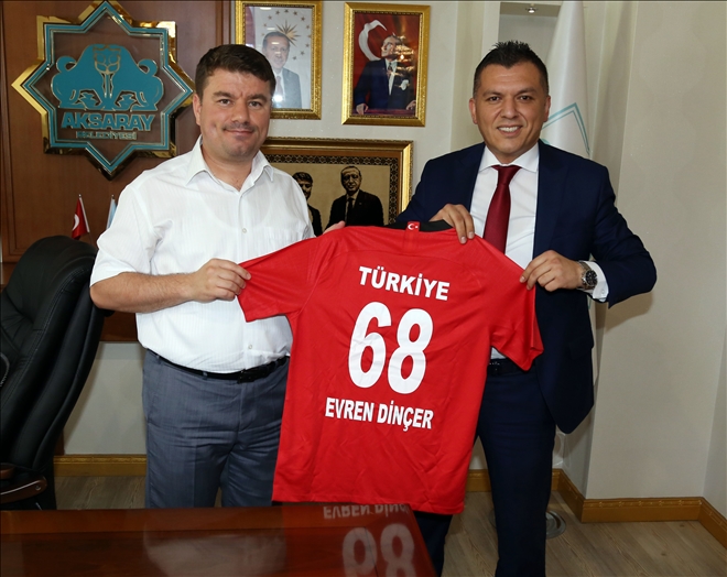 Hakan Gümüşsoy´ dan  Başkan Dinçer´ e A Milli Takım Forması