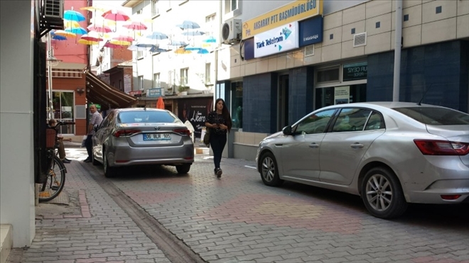 Trafiğe kapalı sokaktaki araç parkı İsyan Ettirdi