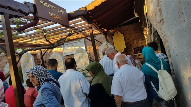Arefe günü mezarlıklar Kalabalıktı