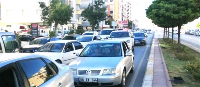 Geçiş üstünlüğü olan araçlar trafiğe takılıyor