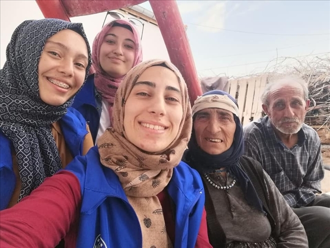YAŞLI AİLENİN TEMİZLİĞİNİ YAPIP HAYIR VE DUALARINI ALIYORLAR