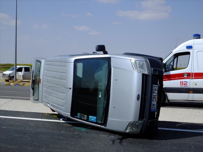 Aksaray Konya karayolunda Araç Şarampole Devrildi: 5 Yaralı