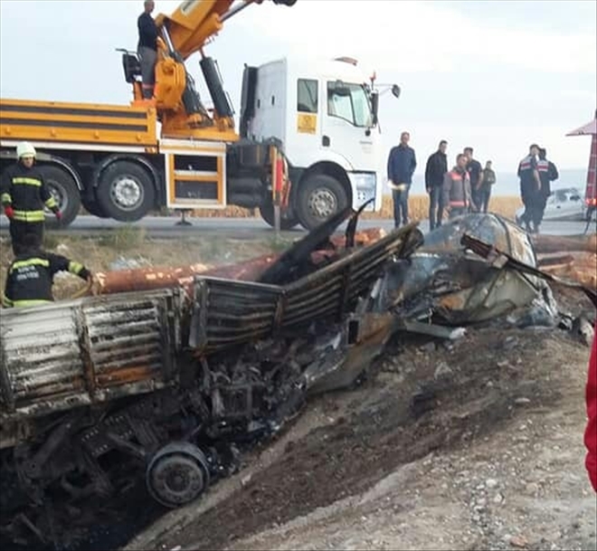 KONYA AKSARAY YOLUNDA DEVRİLEN  TIRIN SÜRÜCÜSÜ HAYATINI KAYBETTİ 