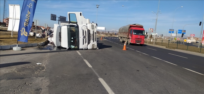 Aksaray -Adana Yolunda Tır Devrildi. 1 Yaralı