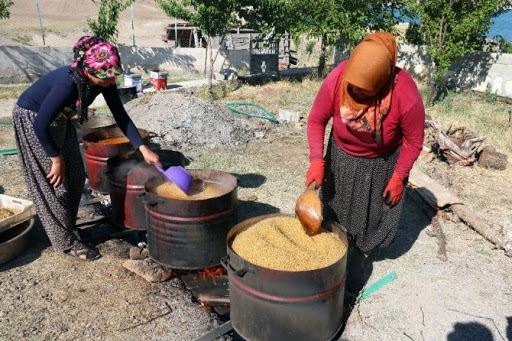 AKSARAY VE KÖYLERİNDE  KIŞLIK BULGUR HAZIRLANIYOR