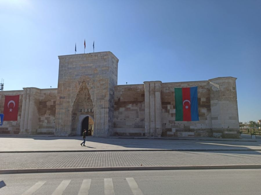 AKSARAY SULHANHANLIDAKİ TARİHİ KERVANSARAYA AZERBAYCAN BAYRAĞI ASILDI.