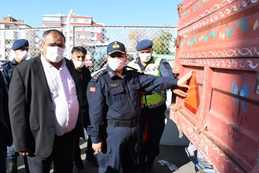 Aksaray İl Jandarma Komutanlığı ve Ziraat Odası Başkanlığı Tarafından traktör sürücülerine reflektör dağıtıldı.