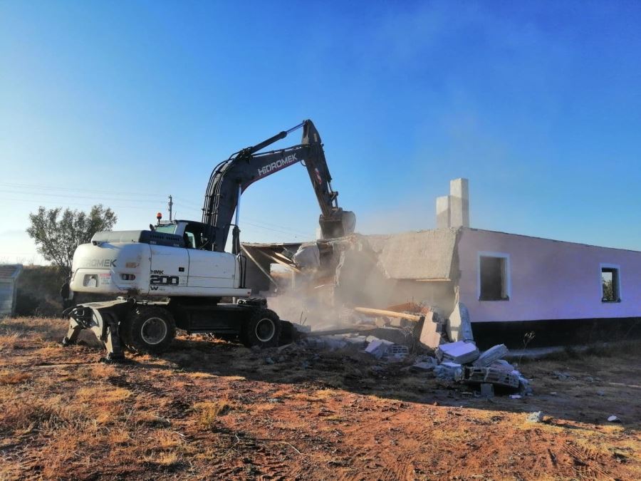 AKSARAYDA 32 KAÇAK  YAPI YIKILDI