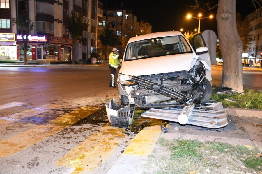 AKSARAY MERKEZDEKİ KAZADA SÜRÜCÜ HAVA YASTIĞI  SAYESİNDE KURTULDU.