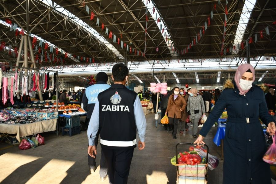 Aksaray’da Zabıta Hem Uyardı, Hem Maske Taktırdı.