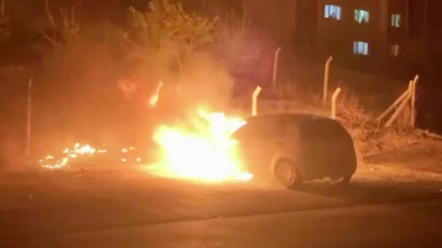 Aksaray Toki 5.Etapta Alev Topuna Dönen Otomobil  Yandı 