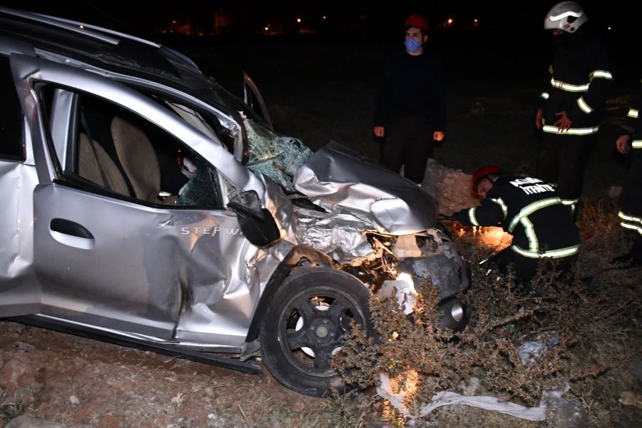 Aksaray Yavuz Sultan Selim Mahallesi ’de Otomobille Kamyonet Çarpıştı: 4 Yaralı