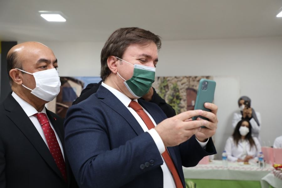 AKSARAY VALİSİ AYDOĞDU AĞLAYAN ÖĞRETMENLE AĞLADI.