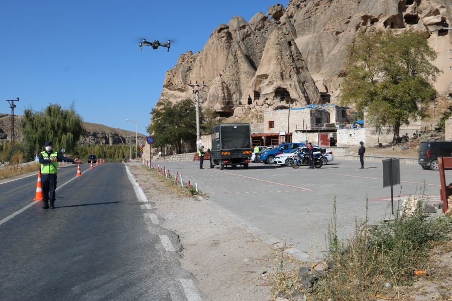 AKSARAY-GÜZELYURTTA DRONE İLE TRAFİK DENETİMİ YAPILDI.