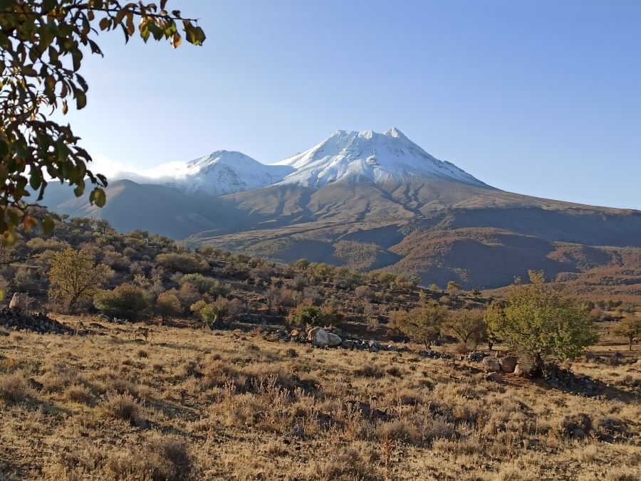 AKSARAY HASANDAĞINA MEVSİMİN İLK KARI YAĞDI.