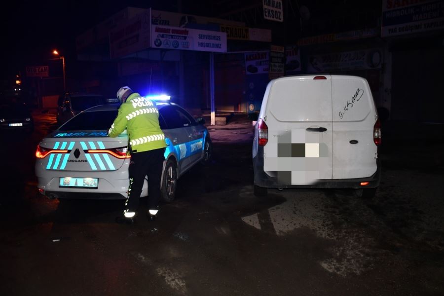 AKSARAY YENİ SANAYİ MAHALLESİNDE KISITLAMADA ALKOLLÜ YAKALANAN SÜRÜCÜ, CEZA UYGULANIRKEN KOŞARAK KAÇTI