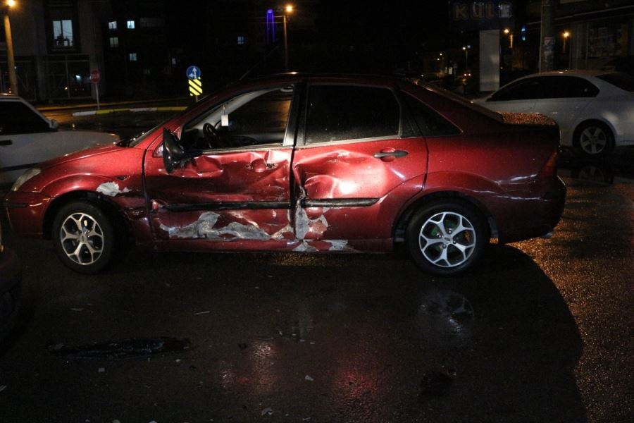 AKSARAY ŞİFAHANE MAHALLESİ HASAS CADDESİNDE KAZA. 4 YARALI