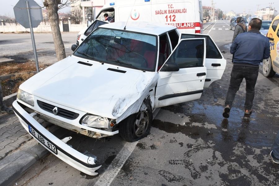 AKSARAY ARATOL MAHALLESİNDE 2 OTOMOBİL ÇARPIŞTI. 1 YARALI.