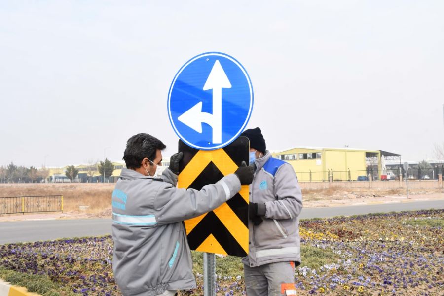 AKSARAY BELEDİYESİ YIPRANAN TABELA VE LEVHALARI DÜZENLİ OLARAK DEĞİŞTİRİYOR.