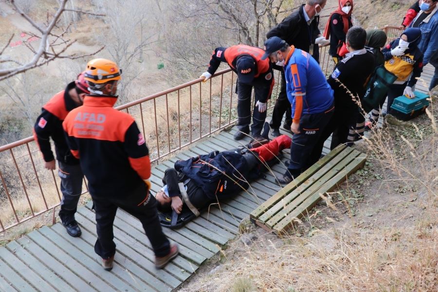 AKSARAY IHLARADA  ÜŞÜYEN YARALIYA MONTUNU ÖRTTÜ.