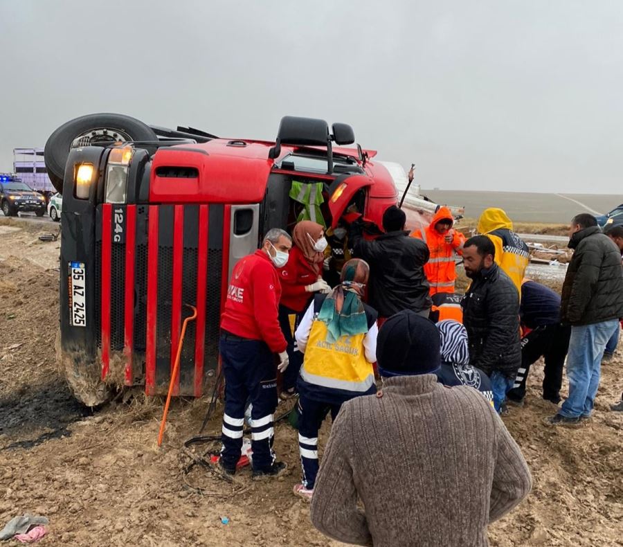 AKSARAY-NEVŞEHİR YOLUNDA ZEYTİN YÜKLÜ TIR DEVRİLDİ. 1 YARALI