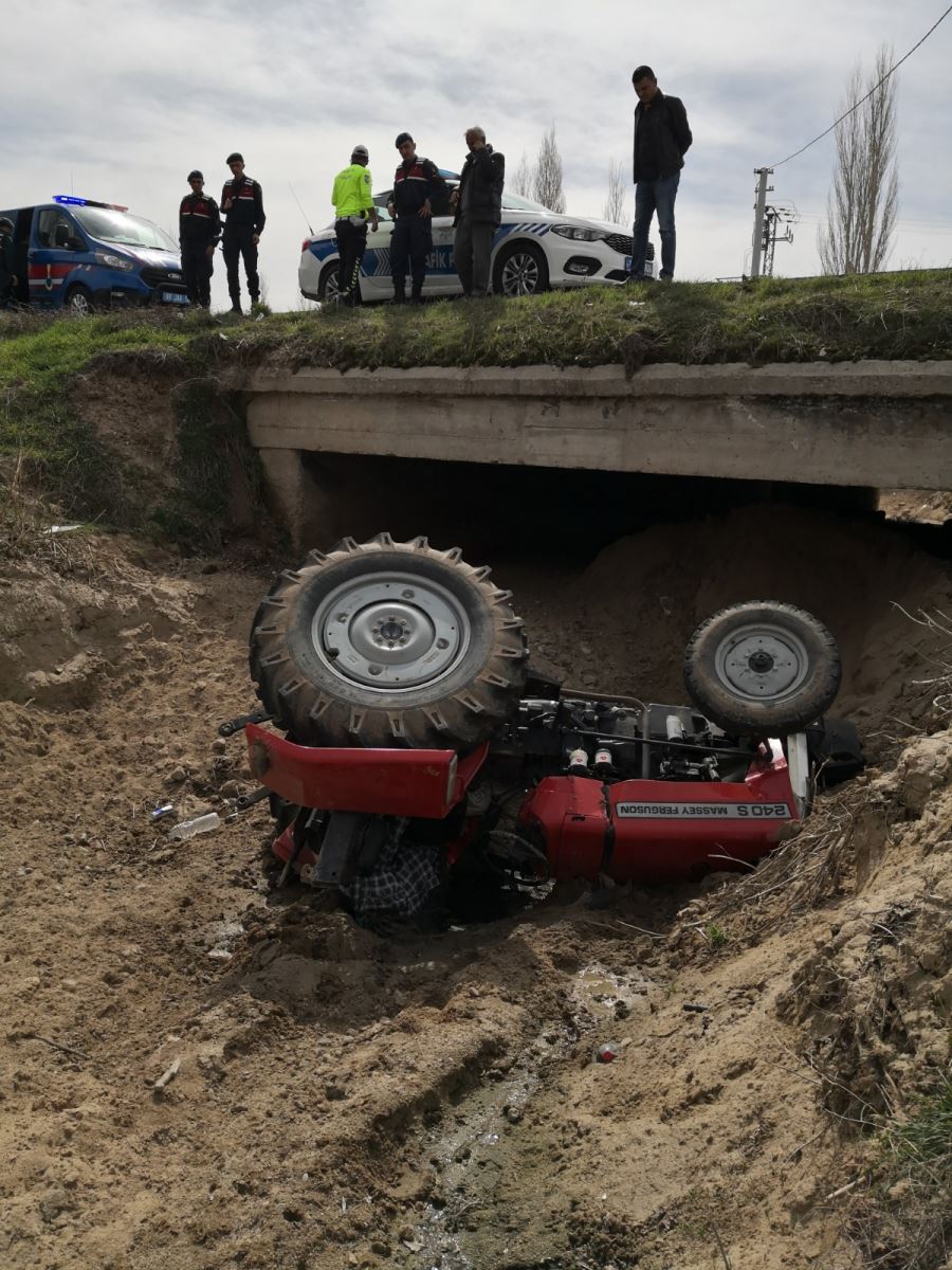 Baymış da Traktör Devrildi