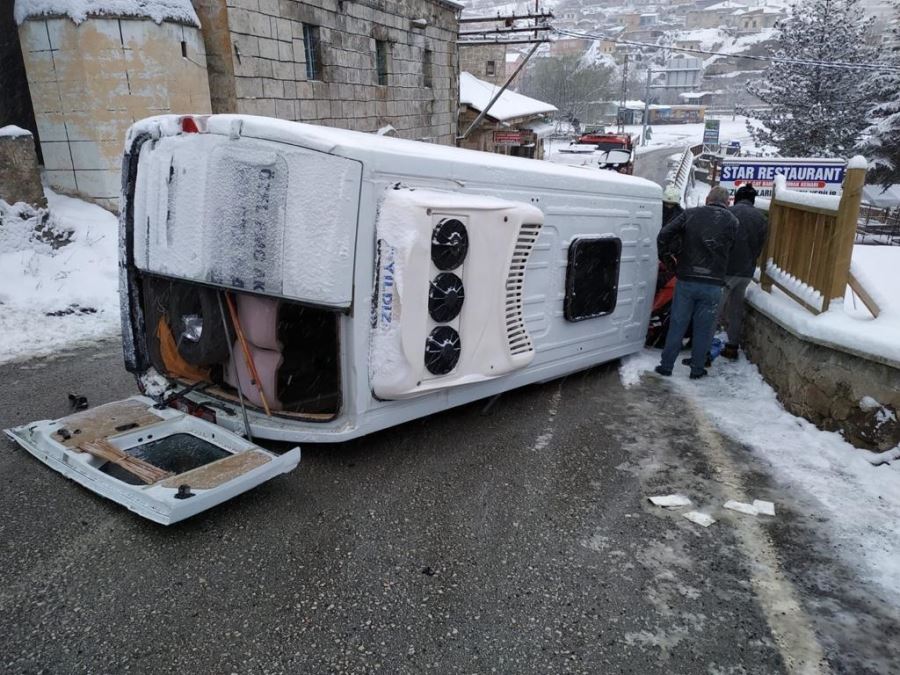 Hasta Taşıyan Minibüs Devrildi 3 Yaralı