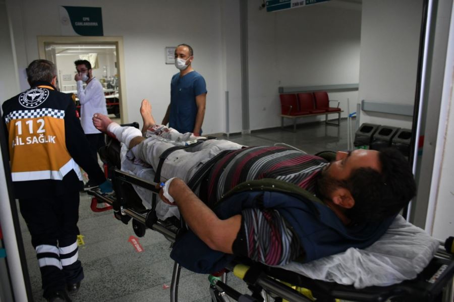 Hızarla ağaç keserken kazayla ayağını kesti