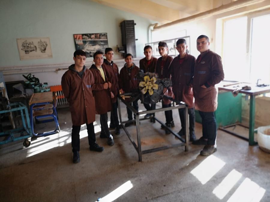 ÖĞRENCİLER  MERCEDESİ İSTİYOR
