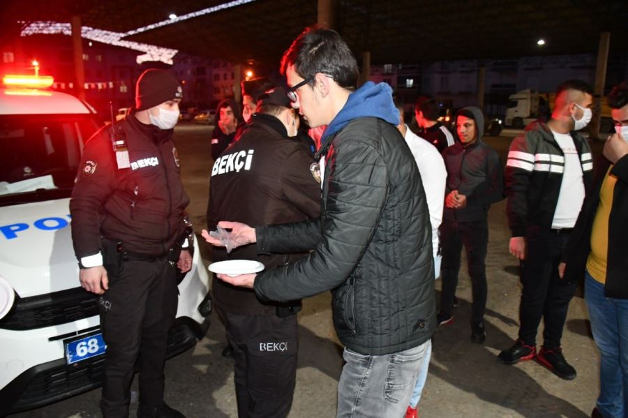 Gençlerden Polislere Tatlı Kavga Sürprizi 