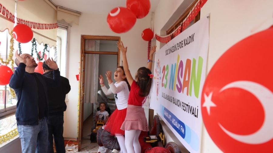 Aksaray da Balkonlarda 23 Nisan Çoşkusu
