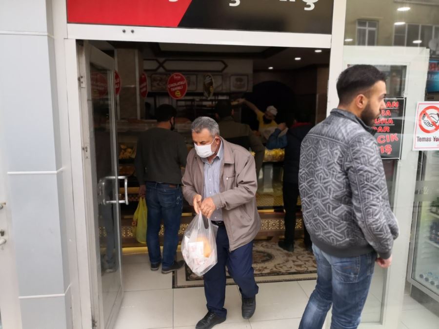 Aksaray’da Ramazan pidesi korona ve sosyal mesafeyi unutturdu 