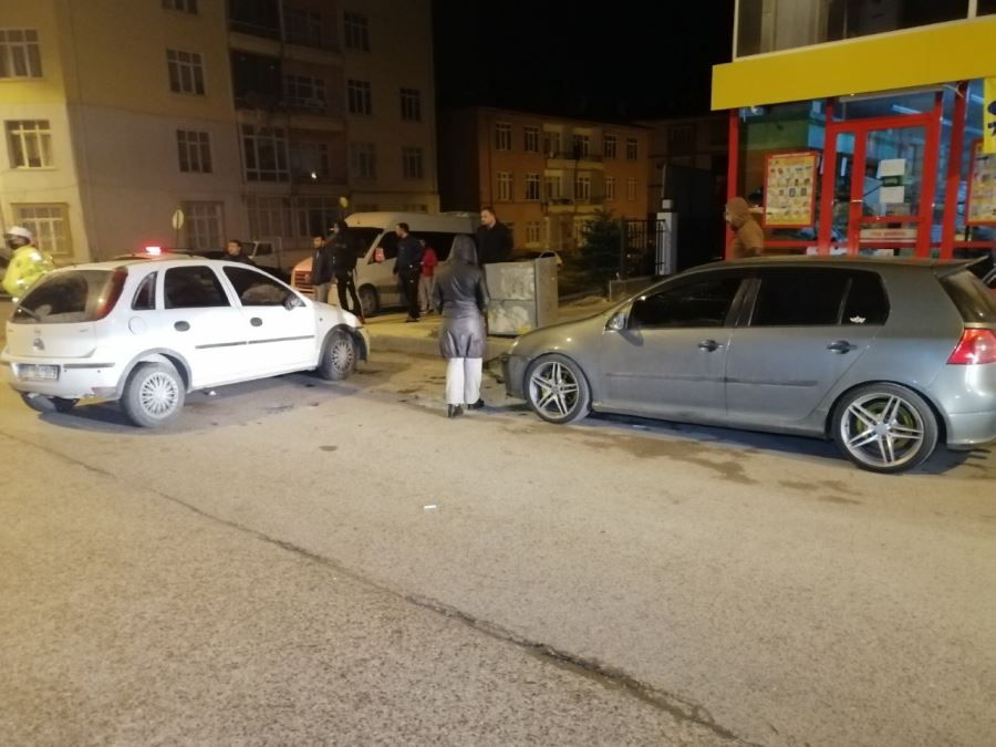 Alkollü sürücü önce otomobile, sonra elektrik panosuna çarptı