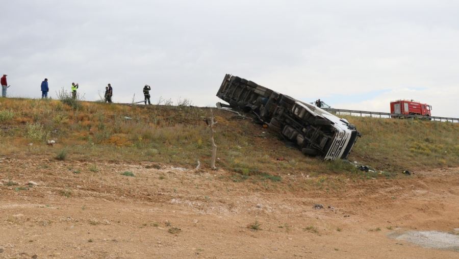 Aksaray da Şarampole devrilen tırdan burnu bile kanamadan çıktı