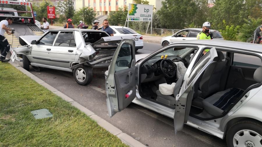 AKSARAY DA  ZİNCİRLEME TRAFİK KAZASI 9 KİŞİ YARALANDI.