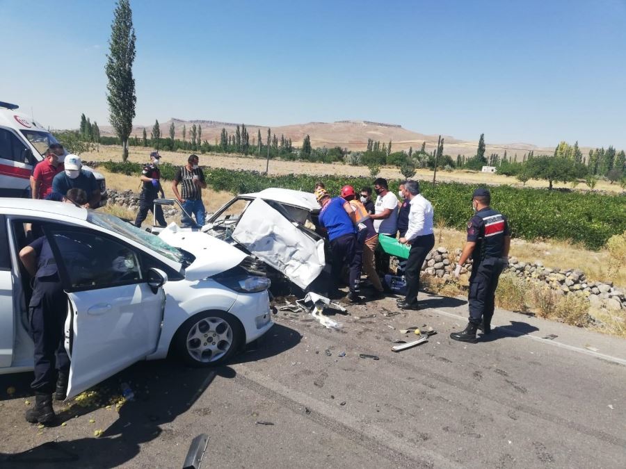 AKSARAY KARACAÖRENDE TRAFİK KAZASI 4 YARALI