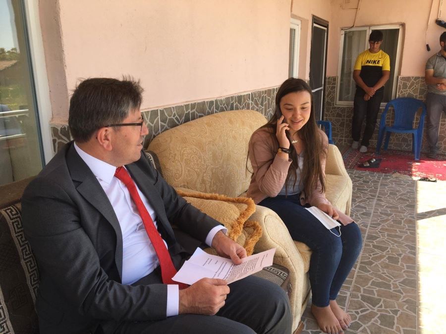 KIZ ÖĞRENCİNİN KİTAP TALEBİ YERİNE GETİRİLDİ