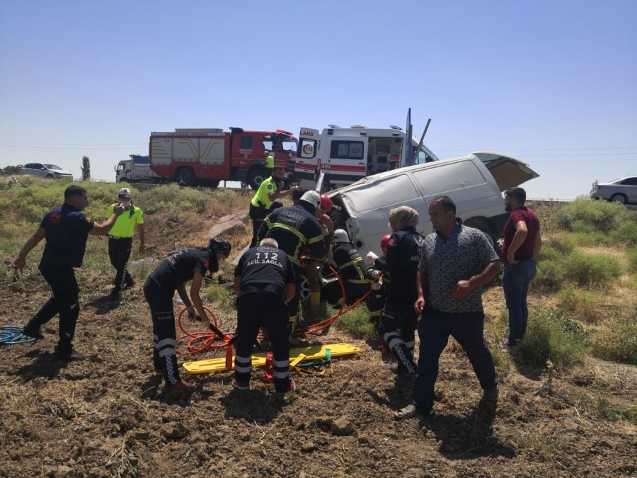 TRAFİK KAZASINDA POLİS MEMURUNDAN ÖRNEK DAVRANIŞ