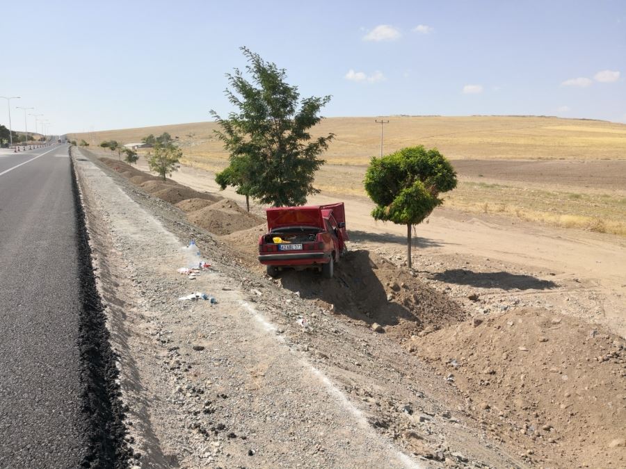 AKSARAYDA OTOMOBİL ŞARAMPOLE  DÜŞTÜ . 2 YARALI