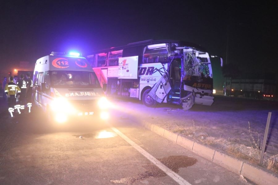 AKSARAY-ADANA KARAYOLUNDA  TRAFİK KAZASI 4 YARALI