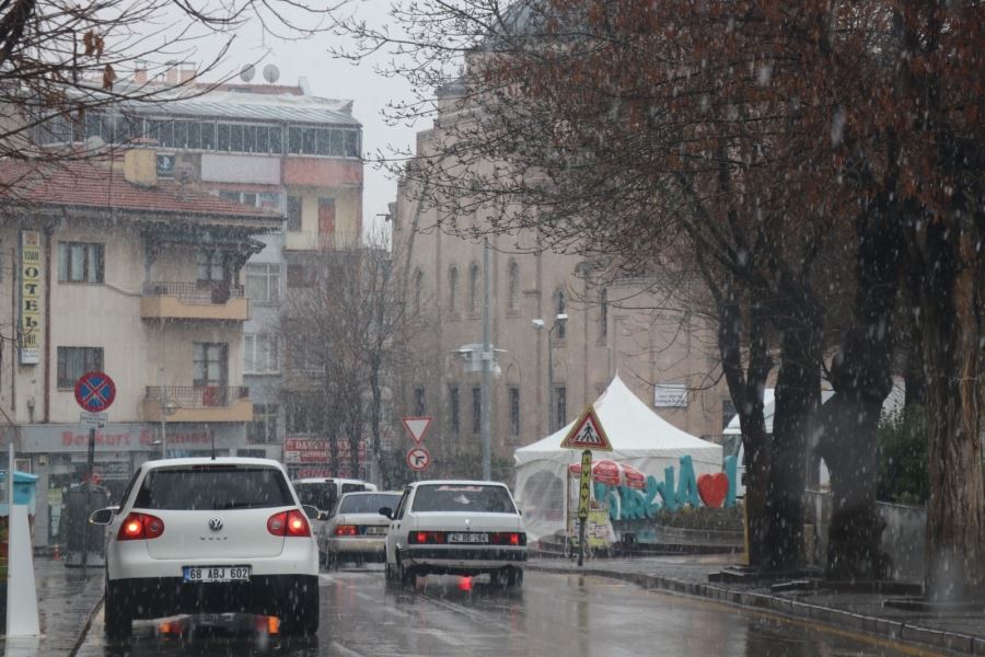 AKSARAYA KAR YAĞIŞI VATANDAŞLARI SEVİNDİRDİ.